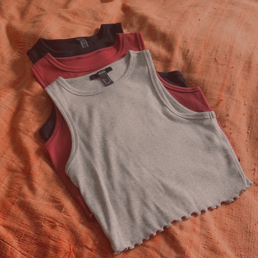 Bundle: ribbed crop tops with bottom ruffled edges